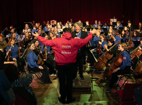 Dirigent Orkester Efterskolen ontvangt AYSO trui